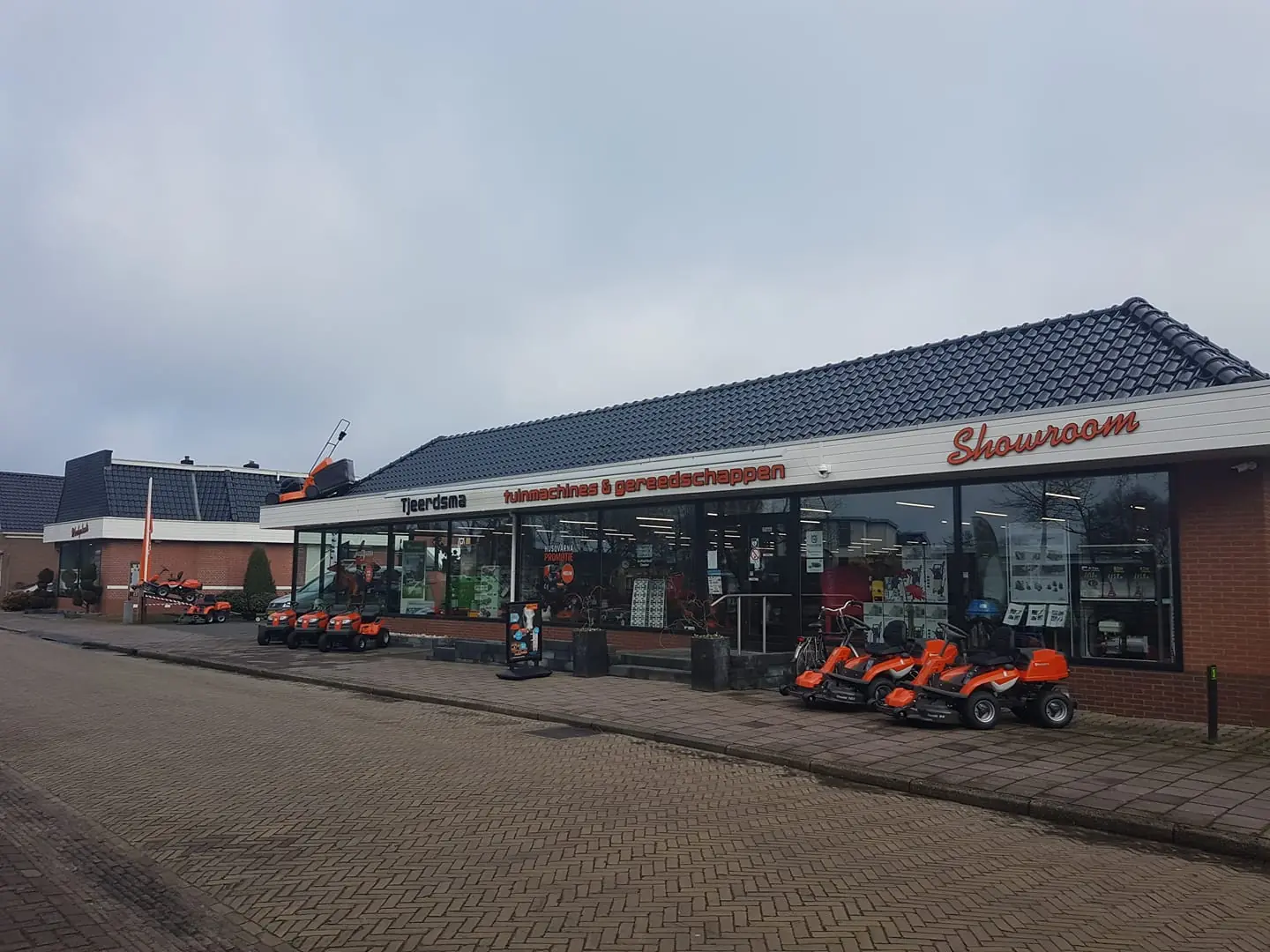 De winkel van Tjeerdsma aan het Weerdingerkanaal in Nieuw-Weerdinge