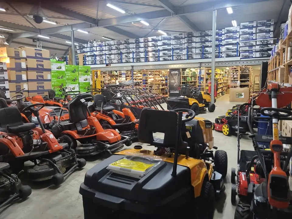 Zitmaaiers en tuinmachines in de showroom van Tjeerdsma