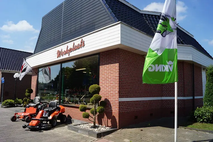 De werkplaats van Tjeerdsma met Husqvarna-zitmaaiers voor de deur